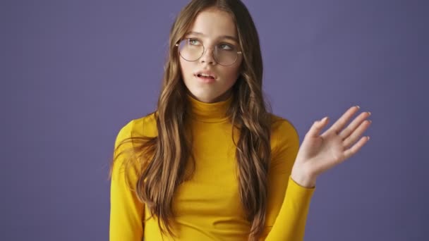 Misfornøyd Tenåringsjente Viser Tull Eller Kjedelig Innhold Mens Hun Gester – stockvideo
