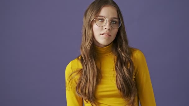 Una Hermosa Adolescente Está Escuchando Alguien Pero Sin Ningún Interés — Vídeo de stock