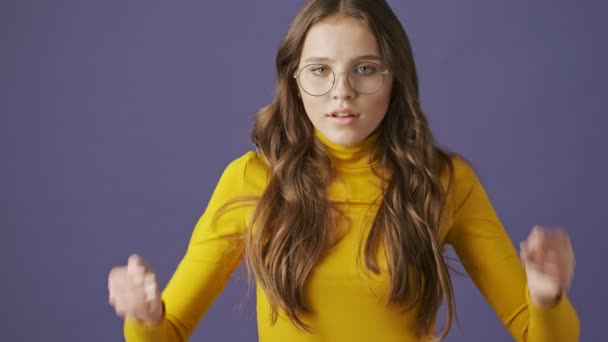 Una Adolescente Disgustada Agarra Cabeza Pie Aislada Sobre Fondo Púrpura — Vídeo de stock