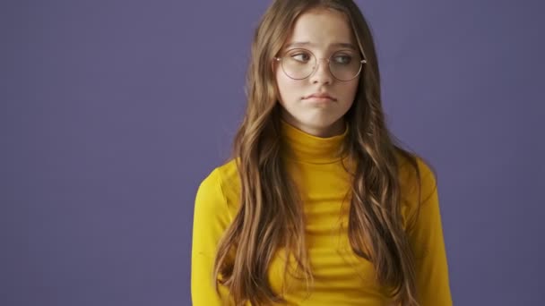 Una Adolescente Disgustada Está Aislada Sobre Fondo Púrpura Estudio — Vídeo de stock