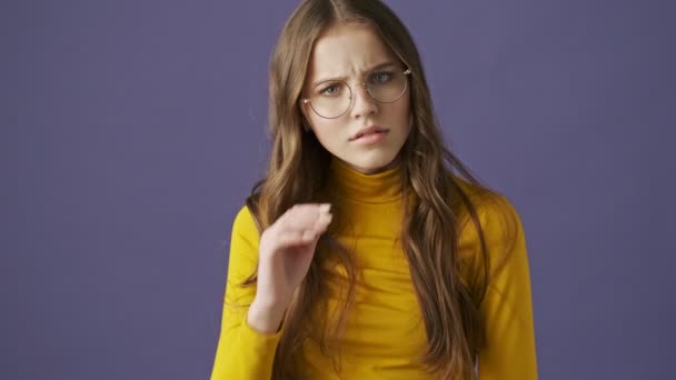 Egy Komoly Tinédzser Lány Nem Hall Semmit Miközben Elszigetelve Áll — Stock videók