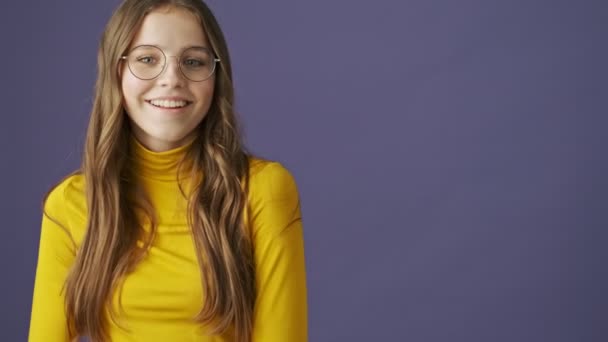 Una Adolescente Sonriente Complacida Señala Con Dedo Hacia Lado Aislado — Vídeos de Stock
