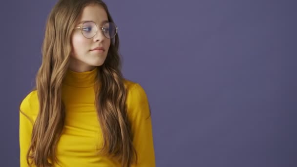 Une Adolescente Heureuse Positive Regarde Côté Isolé Sur Fond Violet — Video