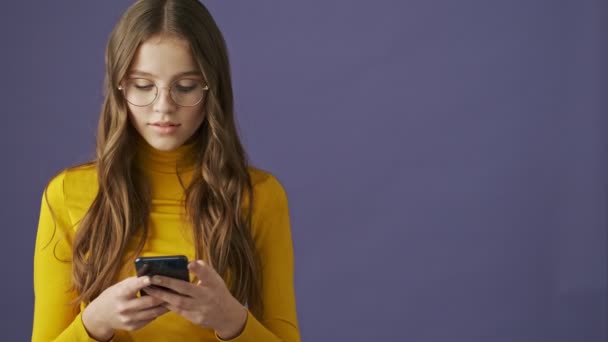 Una Tranquila Chica Adolescente Agradable Está Utilizando Teléfono Inteligente Pie — Vídeos de Stock