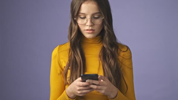 Una Adolescente Tranquila Enfocada Está Utilizando Teléfono Inteligente Pie Aislado — Vídeos de Stock