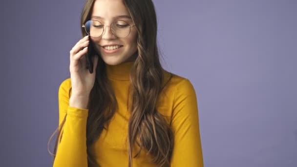 Egy Pozitív Mosolygós Tinédzser Lány Beszél Okostelefonján Elszigetelten Áll Egy — Stock videók