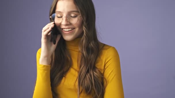 Una Adolescente Sonriente Feliz Está Hablando Teléfono Pie Aislado Sobre — Vídeo de stock