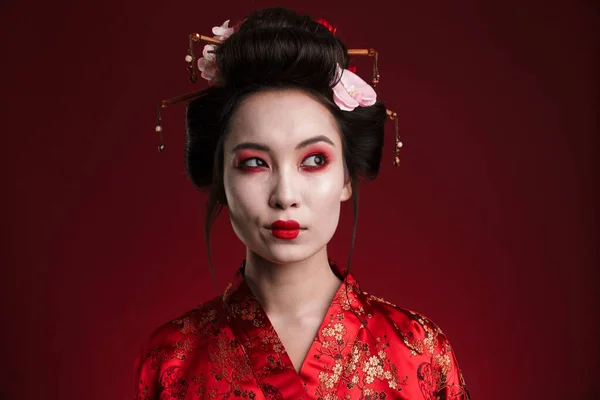 Imagen Atractiva Mujer Geisha Asiática Kimono Tradicional Japonés Aislado Sobre — Foto de Stock