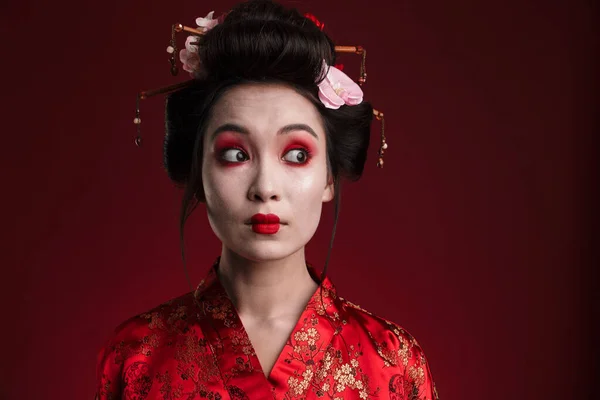 Imagen Mujer Geisha Asiática Sorprendida Kimono Japonés Tradicional Aislado Sobre — Foto de Stock