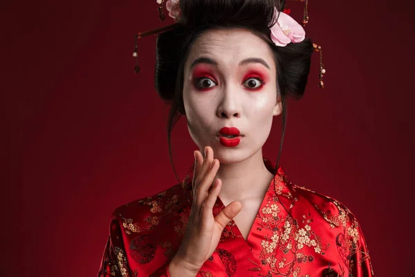 Imagen Mujer Geisha Asiática Sorprendida Kimono Japonés Tradicional Aislado Sobre — Foto de Stock