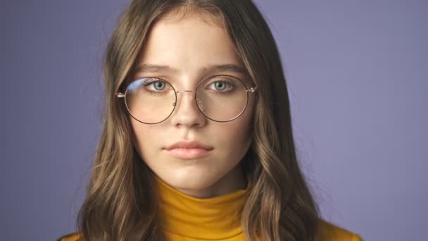 Una Vista Cerca Tranquila Adolescente Con Gafas Está Abriendo Los — Vídeos de Stock