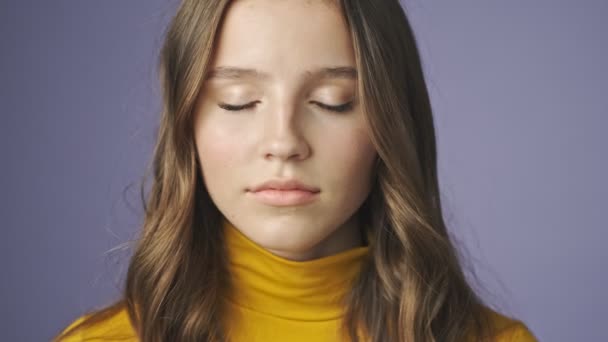 Eine Nahaufnahme Des Ruhigen Teenager Mädchens Mit Brille Öffnet Ihre — Stockvideo