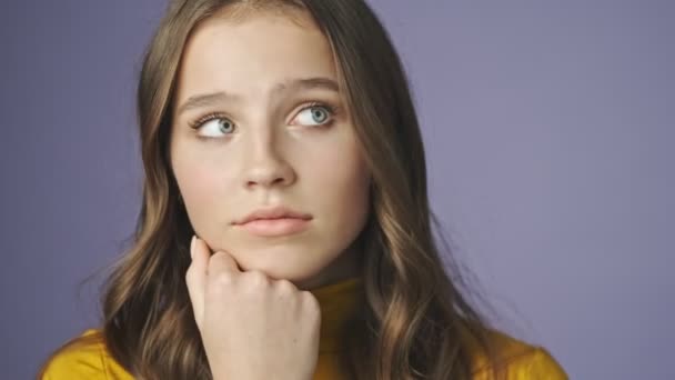Detailní Pohled Snící Dospívající Dívku Dívá Stranou Zatímco Přemýšlí Něčem — Stock video