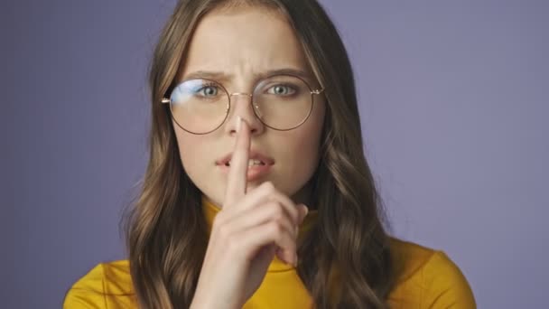 Gözlüklü Ciddi Bir Kızın Yakın Plan Görüntüsü Stüdyodaki Mor Arka — Stok video
