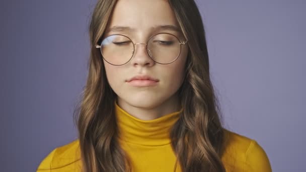 Una Vista Cerca Una Chica Seria Gafas Está Sacudiendo Dedo — Vídeos de Stock