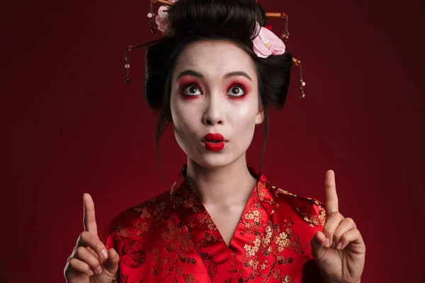 Imagen Una Joven Geisha Asiática Tradicional Kimono Japonés Apuntando Con — Foto de Stock