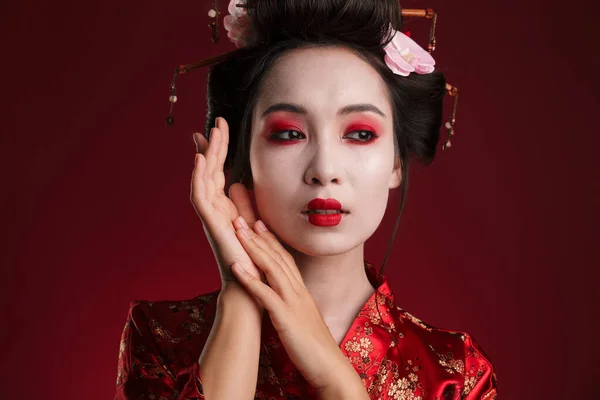 Immagine Attraente Donna Asiatica Geisha Nel Tradizionale Kimono Giapponese Isolato — Foto Stock