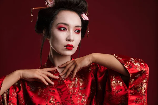 Obraz Atrakcyjnej Gejszy Azjatyckiej Kobiety Tradycyjnym Japońskim Kimono Izolowane Czerwonym — Zdjęcie stockowe