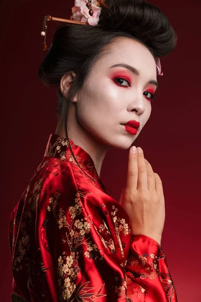 Изображение Привлекательной Азиатской Гейши Традиционном Японском Кимоно Красном Фоне — стоковое фото