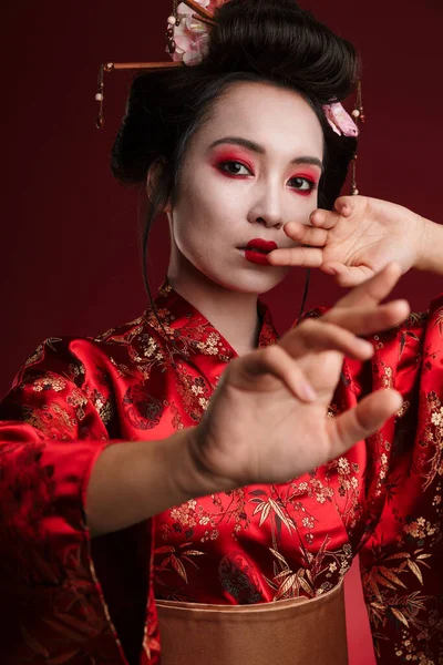 Imagen Una Joven Geisha Asiática Kimono Tradicional Japonés Bailando Aislada — Foto de Stock