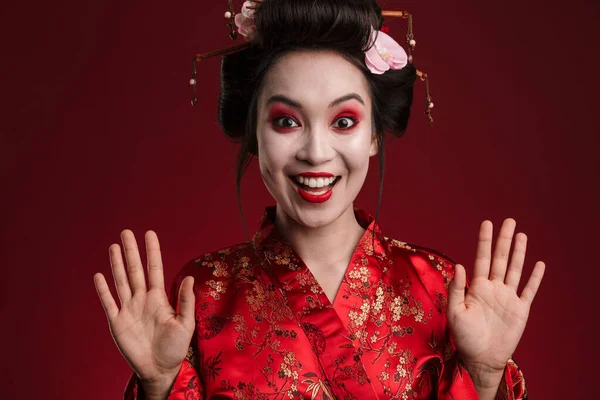 Imagen Alegre Joven Geisha Mujer Kimono Tradicional Japonés Sonriendo Aislado — Foto de Stock