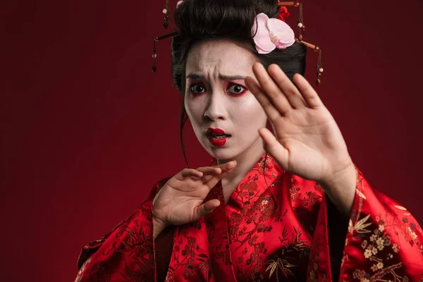 Imagen Mujer Geisha Asiática Asustada Kimono Japonés Tradicional Haciendo Gesto — Foto de Stock
