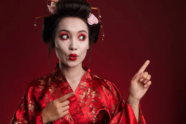 Imagen Una Hermosa Mujer Geisha Joven Kimono Japonés Tradicional Apuntando — Foto de Stock