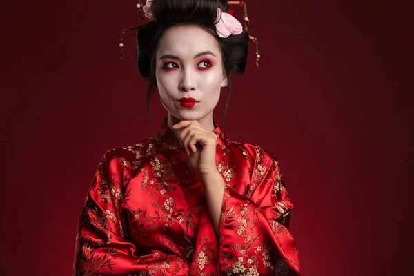 Imagen Atractiva Mujer Geisha Asiática Kimono Tradicional Japonés Tocando Barbilla — Foto de Stock