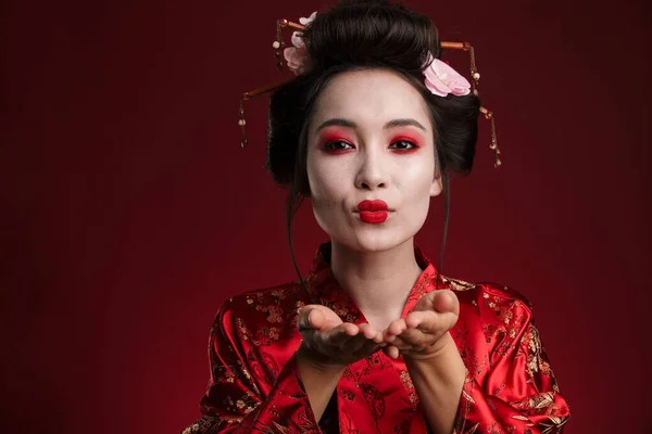 Imagen Hermosa Mujer Geisha Asiática Kimono Tradicional Japonés Soplando Aire — Foto de Stock