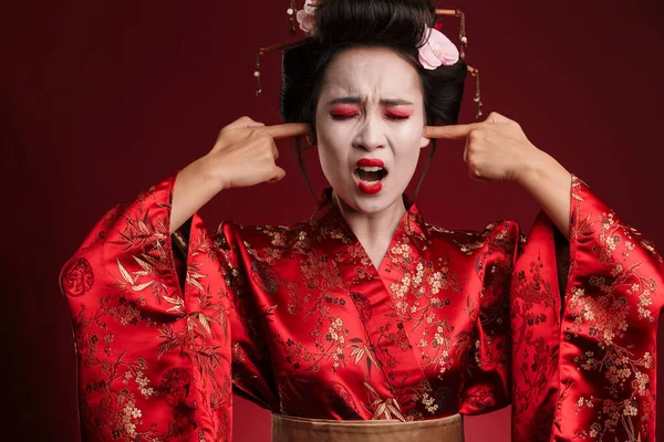 Imagen Mujer Geisha Asiática Disgustada Kimono Japonés Tradicional Tapándose Las — Foto de Stock