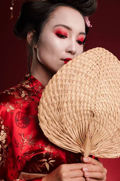 Imagem Jovem Mulher Gueixa Quimono Tradicional Japonês Segurando Ventilador Mão — Fotografia de Stock