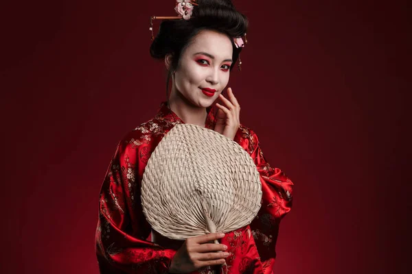Imagem Jovem Mulher Gueixa Quimono Tradicional Japonês Segurando Ventilador Mão — Fotografia de Stock