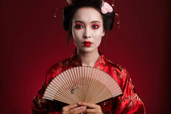 Bild Ung Geisha Kvinna Traditionell Japansk Kimono Håller Trä Hand — Stockfoto