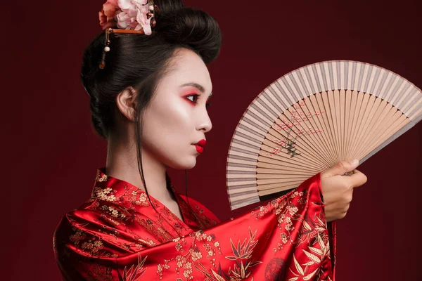 Imagen Joven Geisha Mujer Kimono Tradicional Japonés Sosteniendo Ventilador Mano —  Fotos de Stock