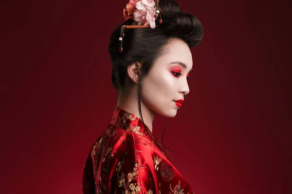 Imagem Encantadora Mulher Gueixa Quimono Japonês Tradicional Olhando Para Baixo — Fotografia de Stock