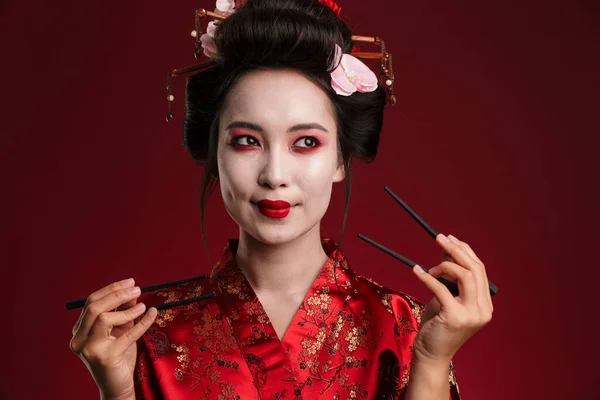 Imagen Una Hermosa Mujer Geisha Kimono Japonés Tradicional Sosteniendo Palillos — Foto de Stock