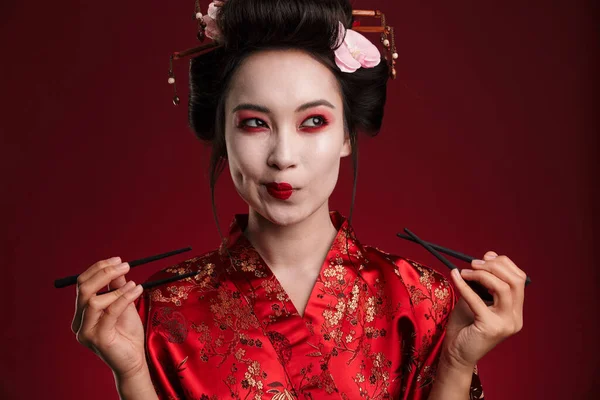 Imagen Una Hermosa Mujer Geisha Kimono Japonés Tradicional Sosteniendo Palillos —  Fotos de Stock