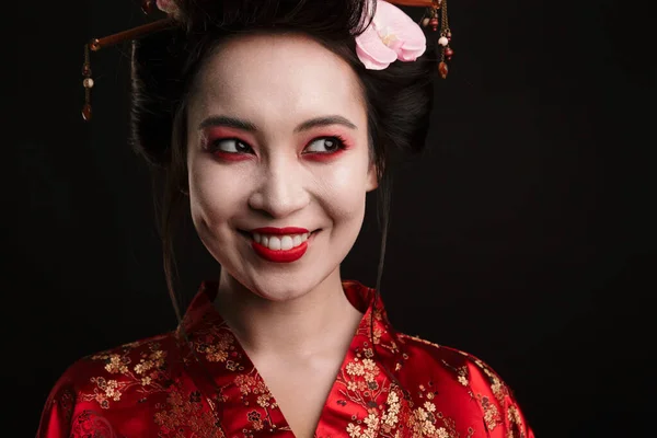 照片中快乐的艺妓女人穿着传统的日本和服 与黑色背景隔离 面带微笑 — 图库照片