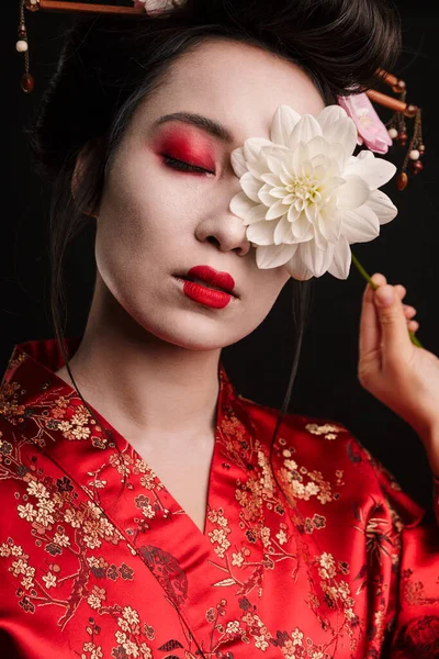 Imagen Hermosa Geisha Mujer Kimono Tradicional Japonés Sosteniendo Flor Aislada —  Fotos de Stock