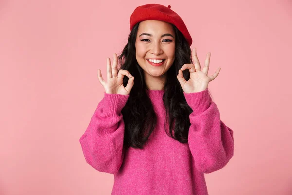 Bild Von Jungen Schönen Asiatischen Mädchen Trägt Baskenmütze Lachen Und — Stockfoto