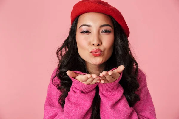 Bild Ung Vacker Asiatisk Flicka Bär Basker Blåser Luft Kyss — Stockfoto