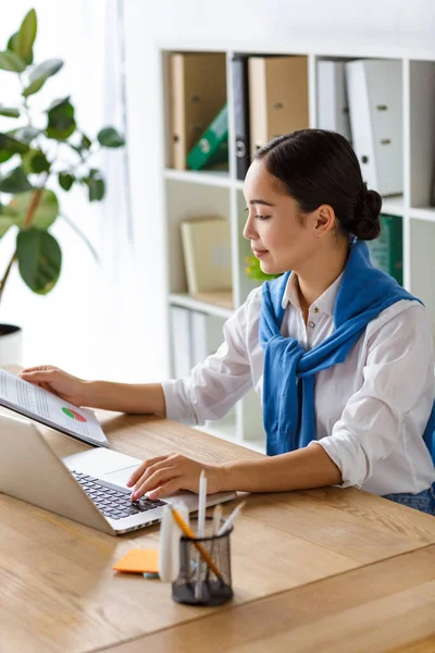 Imagem Jovem Secretária Asiática Mulher Sentada Mesa Usando Computador Portátil — Fotografia de Stock