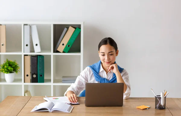 Genç Asyalı Sekreterin Ofiste Çalışırken Masada Oturup Dizüstü Bilgisayar Kullanması — Stok fotoğraf