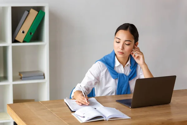 Imagem Jovem Secretária Asiática Mulher Sentada Mesa Usando Computador Portátil — Fotografia de Stock