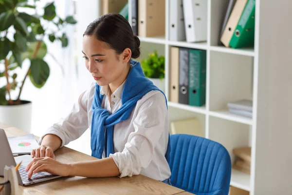 Ofiste Çalışan Çekici Asyalı Kadını Dizüstü Bilgisayarla Çalışıyor — Stok fotoğraf