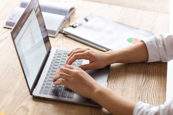 Fechar Mãos Uma Mulher Negócios Digitando Computador Portátil Sobre Mesa — Fotografia de Stock