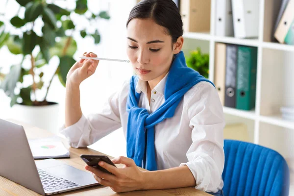 Beeld Van Jonge Aziatische Secretaresse Vrouw Met Behulp Van Laptop — Stockfoto