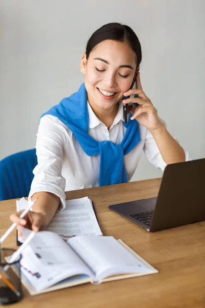 Atraente Sorrindo Jovem Asiática Empresária Trabalhando Escritório Falando Telefone Celular — Fotografia de Stock