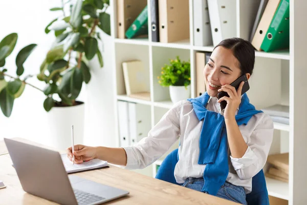 Bild Einer Jungen Asiatischen Sekretärin Die Auf Dem Handy Spricht — Stockfoto