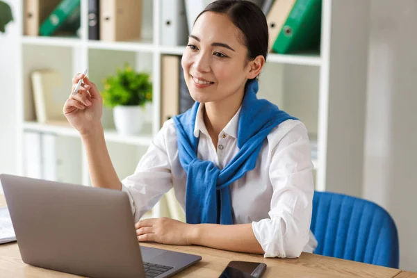 Imagem Jovem Secretária Asiática Mulher Sentada Mesa Usando Computador Portátil — Fotografia de Stock